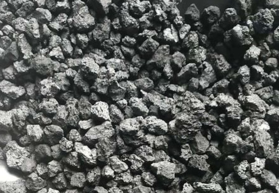 अनाज के आकार का पिच कोक ईंधन खनिज सामग्री 1300 ~ 1400C कार्य तापमान